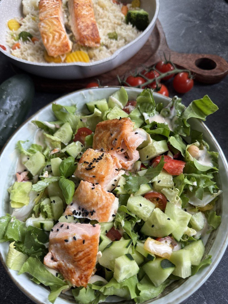 Lachs-Salat und Reisbowl – Rezept aus Abs are made in the Kitchen